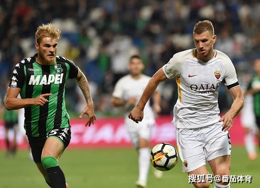 纽约尼克斯半决赛大胜罗马，马龙砍下14记关键球，全场沸腾的简单介绍